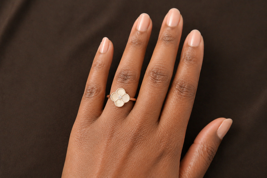 FLORA PERLA – Pearly flower ring