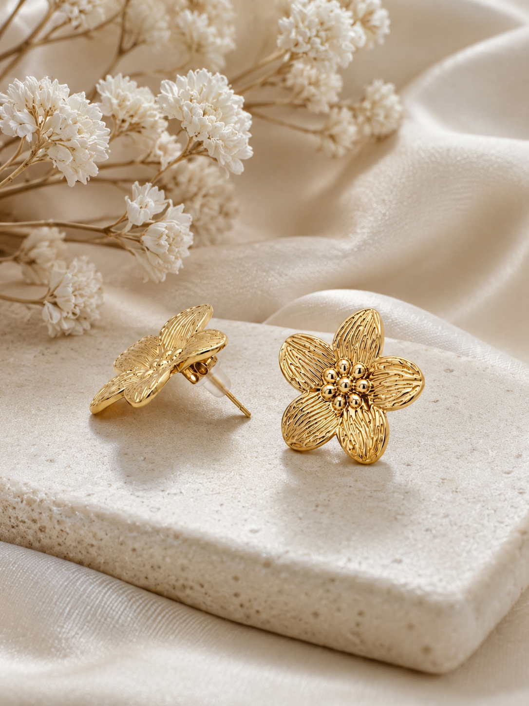 Boucles d'oreilles fleur dorées en acier inoxydable, élégantes et délicates.