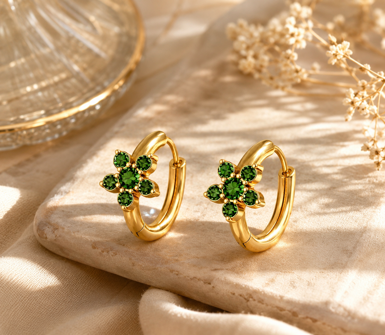 Boucles d'oreilles dorées en forme de fleur avec pierres vertes, bijoux élégants en acier inoxydable