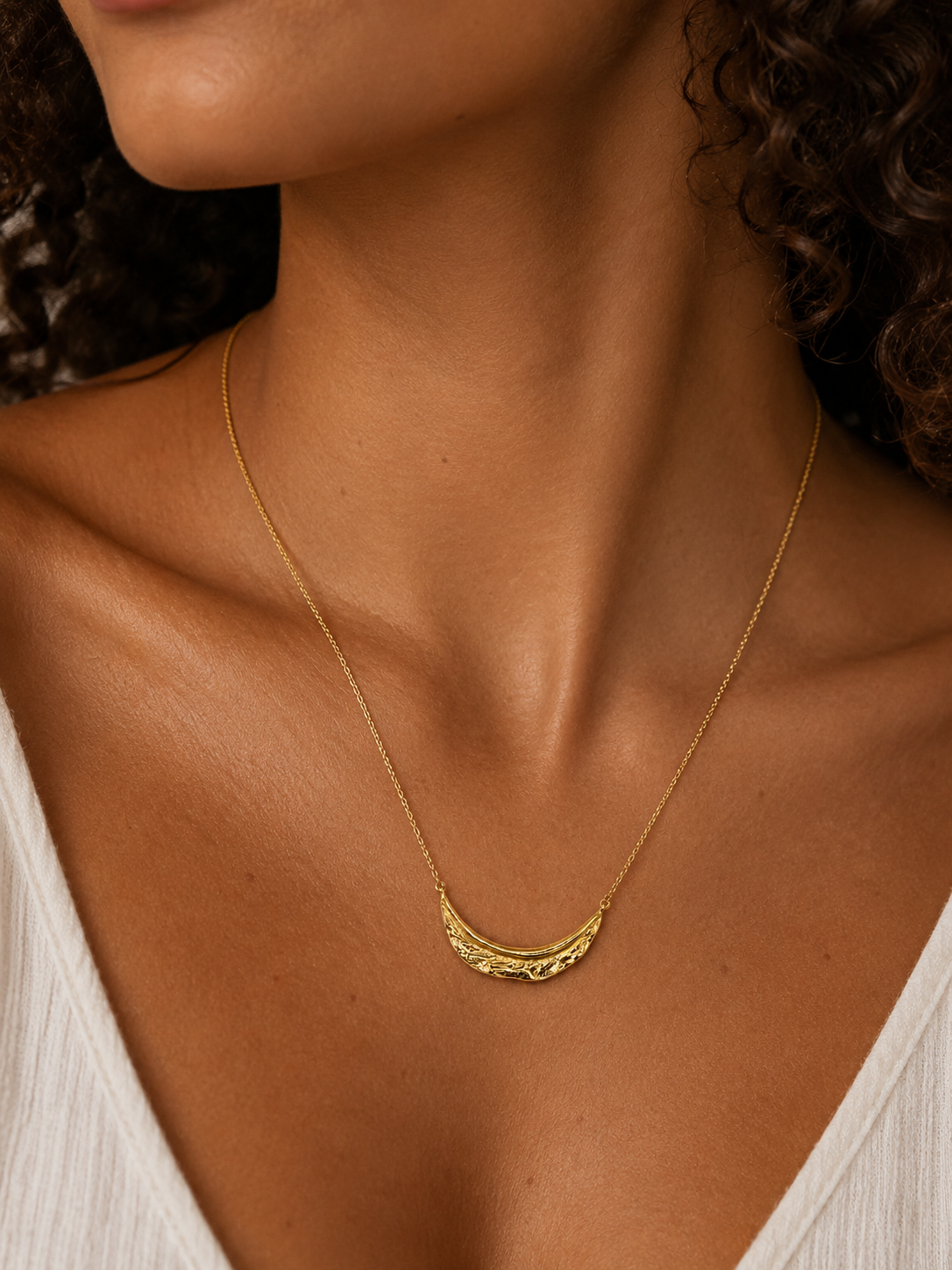Collier en argent sterling 925 plaqué or 18 carats avec pendentif lune texturé, élégant et discret