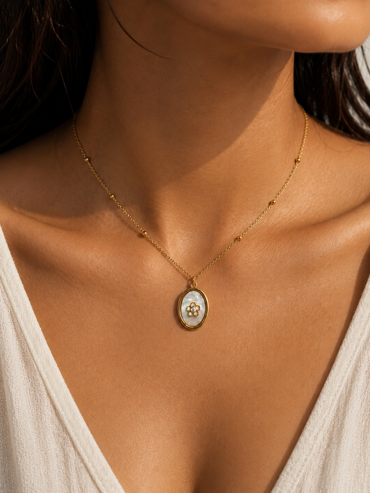 ALMA – Pearly flower necklace