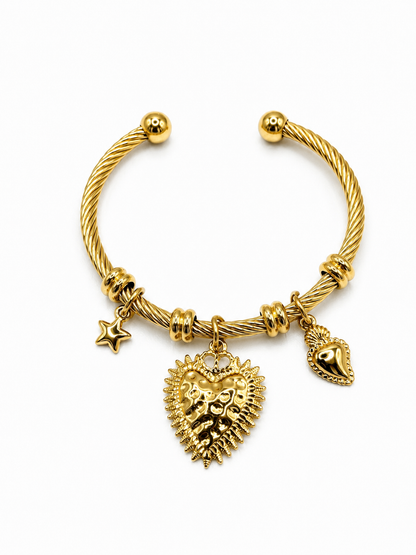 Calyra – Armreif mit goldenem Boho-Herz
